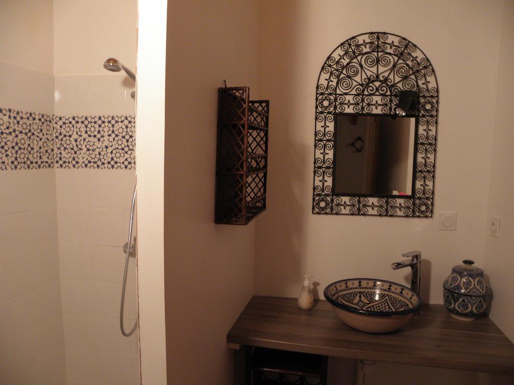 Au The A La Menthe Bed & Breakfast Romans-sur-Isere Room photo